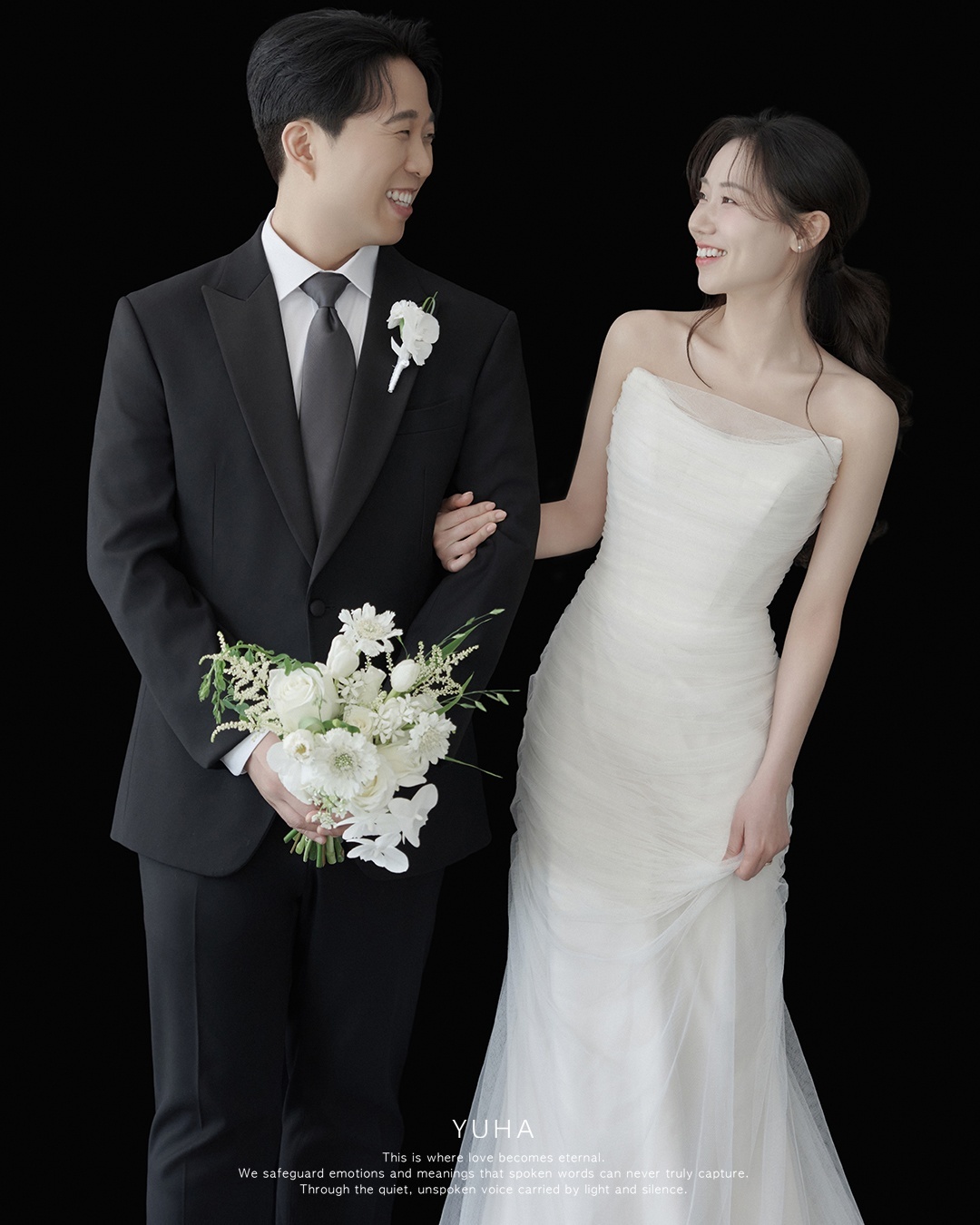 고객화보 - 유하하우스 웨딩 스튜디오 촬영 블랙 턱시도 & 베이지 수트